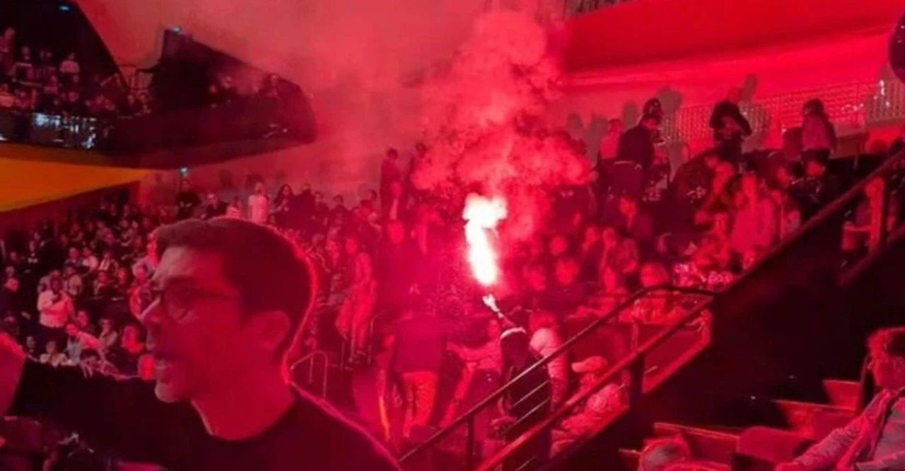 প্যারিসে ইসরায়েলি অর্কেস্ট্রার কনসার্টে চরম বিশৃঙ্খলা, বিক্ষোভকারীদের সঙ্গে হাতাহাতি দর্শকদের!