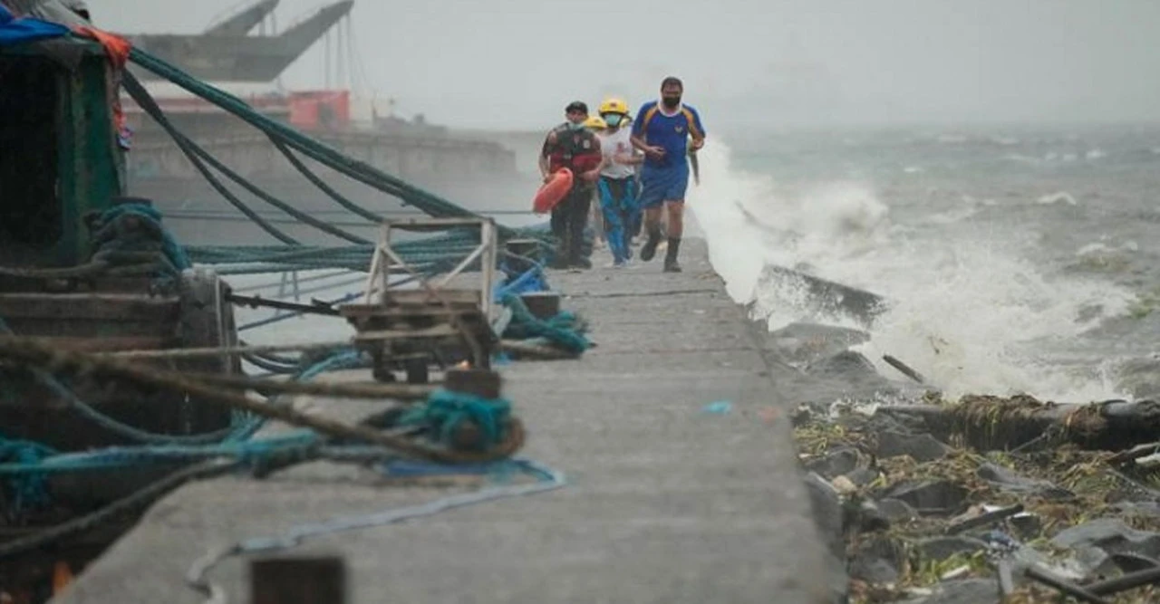 ফিলিপাইনে আবারও ভয়াবহ সুপার টাইফুন! 'ফাং-ওয়ং' এর আঘাতে ১ লাখ মানুষ সরানো, ৩০০ ফ্লাইট বাতিল
