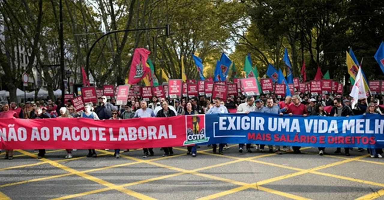 র্তুগালে লাখো মানুষের বিক্ষোভ! শ্রম আইন সংস্কারের নামে শ্রমিক অধিকার কেড়ে নেওয়ার চেষ্টা