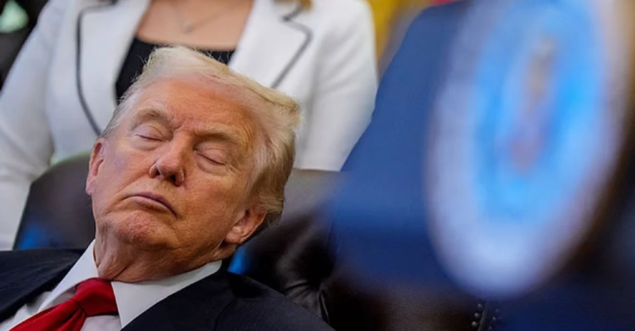 ওভাল অফিসেই অনুষ্ঠানে 'ঘুমিয়ে' পড়লেন ট্রাম্প! ভাইরাল ছবিতে বিতর্ক, জবাব হোয়াইট হাউসের