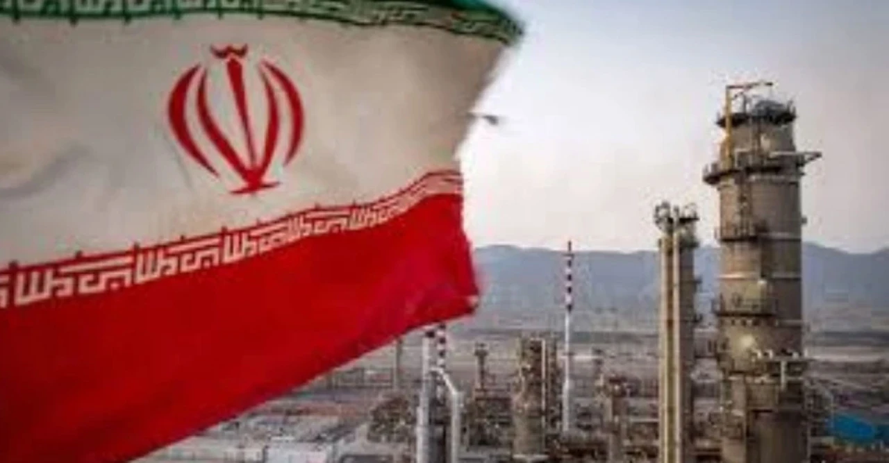 আমেরিকার নিষেধাজ্ঞা ফাঁকি দিয়ে ইরানের বড় সাফল্য! তেল রপ্তানিতে ৬ বছরের রেকর্ড ভাঙল