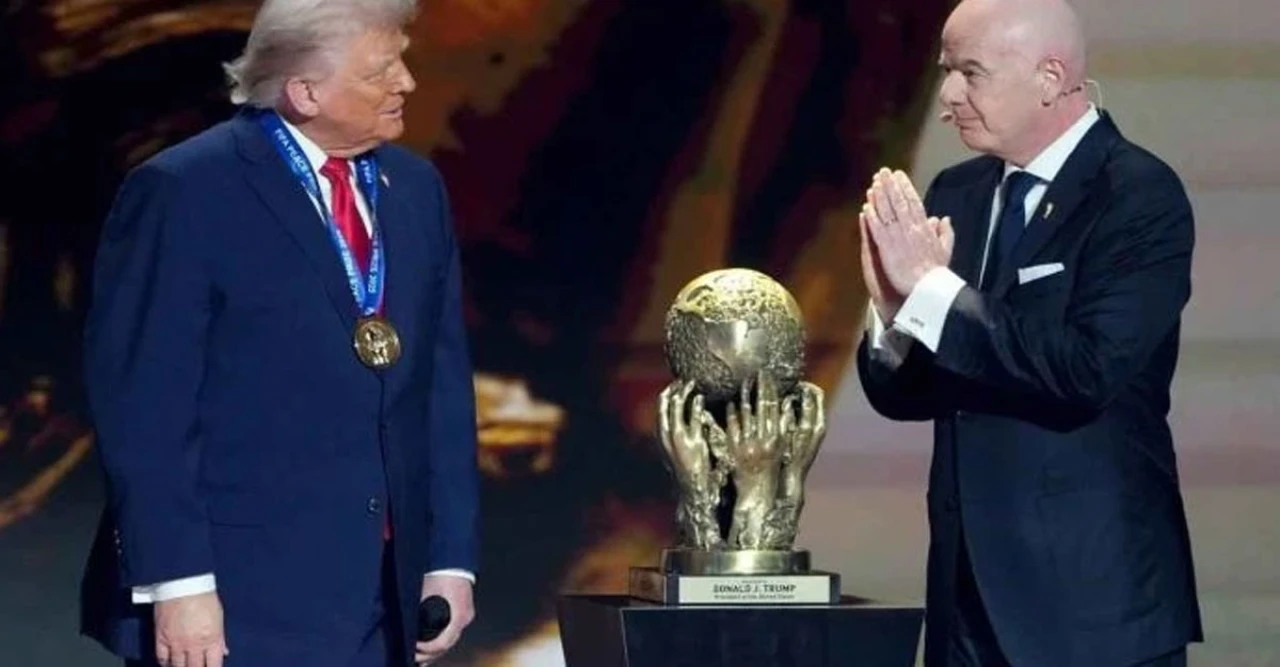 ট্রাম্পকে ফিফা শান্তি পুরস্কার দিয়ে ইনফান্তিনোর চাকরি বিপদে! ফুটবলের নিয়ম ভাঙার অভিযোগে তদন্ত – কী ঘটছে?