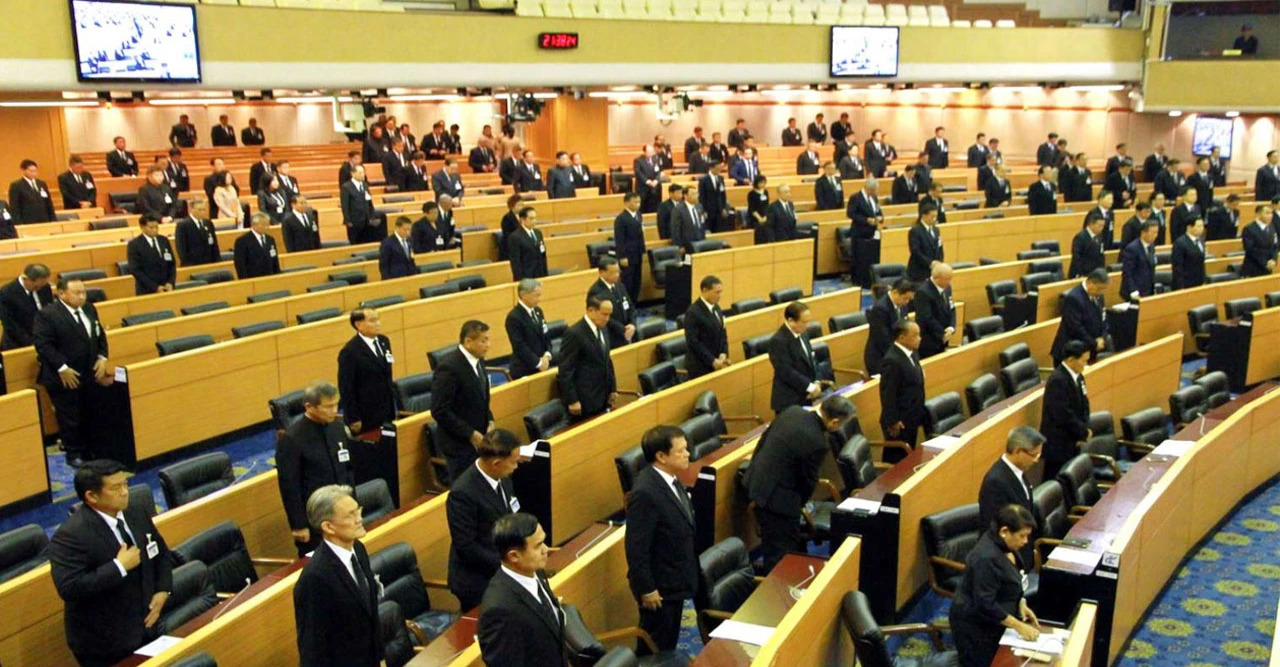 "কম্বোডিয়ার সঙ্গে সংঘাতেই পার্লামেন্ট ভেঙে দিলেন থাই রাজা! প্রধানমন্ত্রীকে বাঁচাতে আগাম নির্বাচনের ডাক"