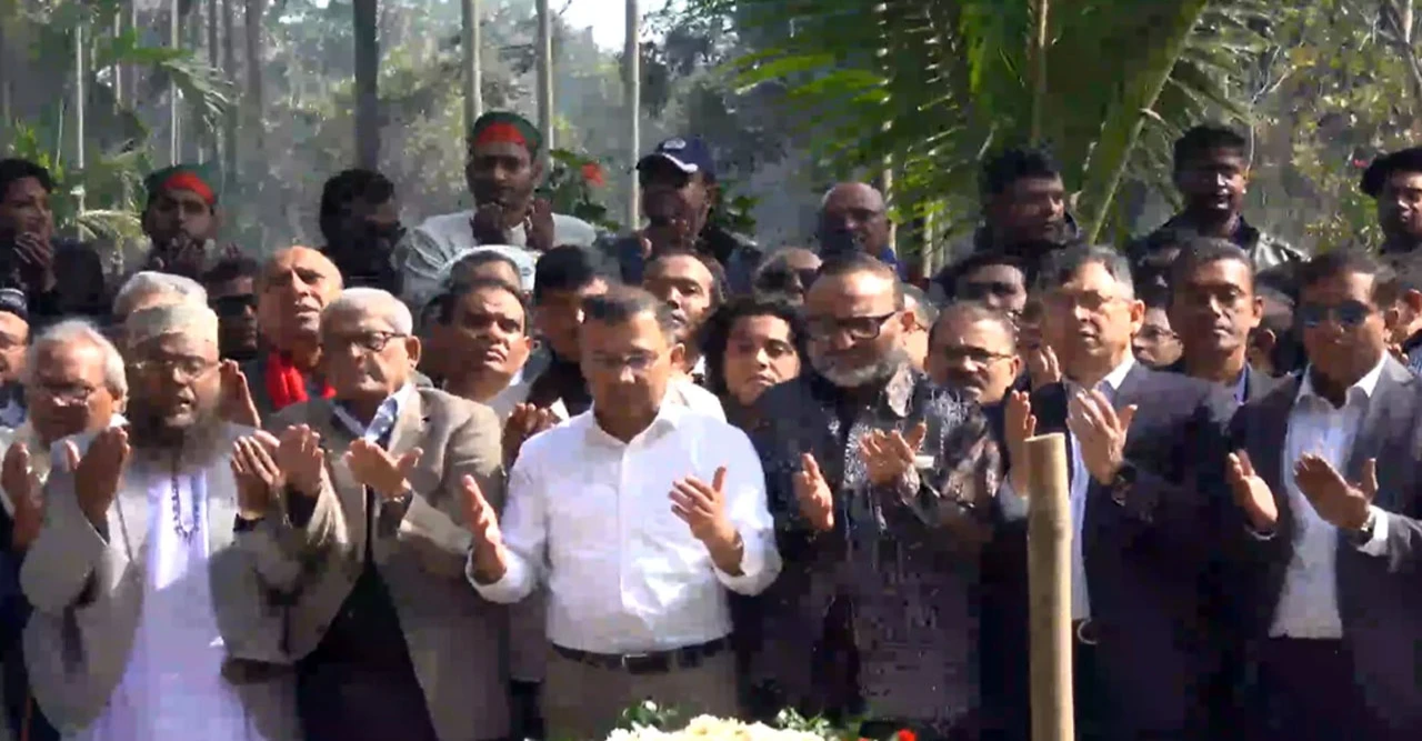 দেশে ফিরেই ওসমান হাদির কবর জিয়ারত করলেন তারেক রহমান! আবেগঘন মুহূর্ত