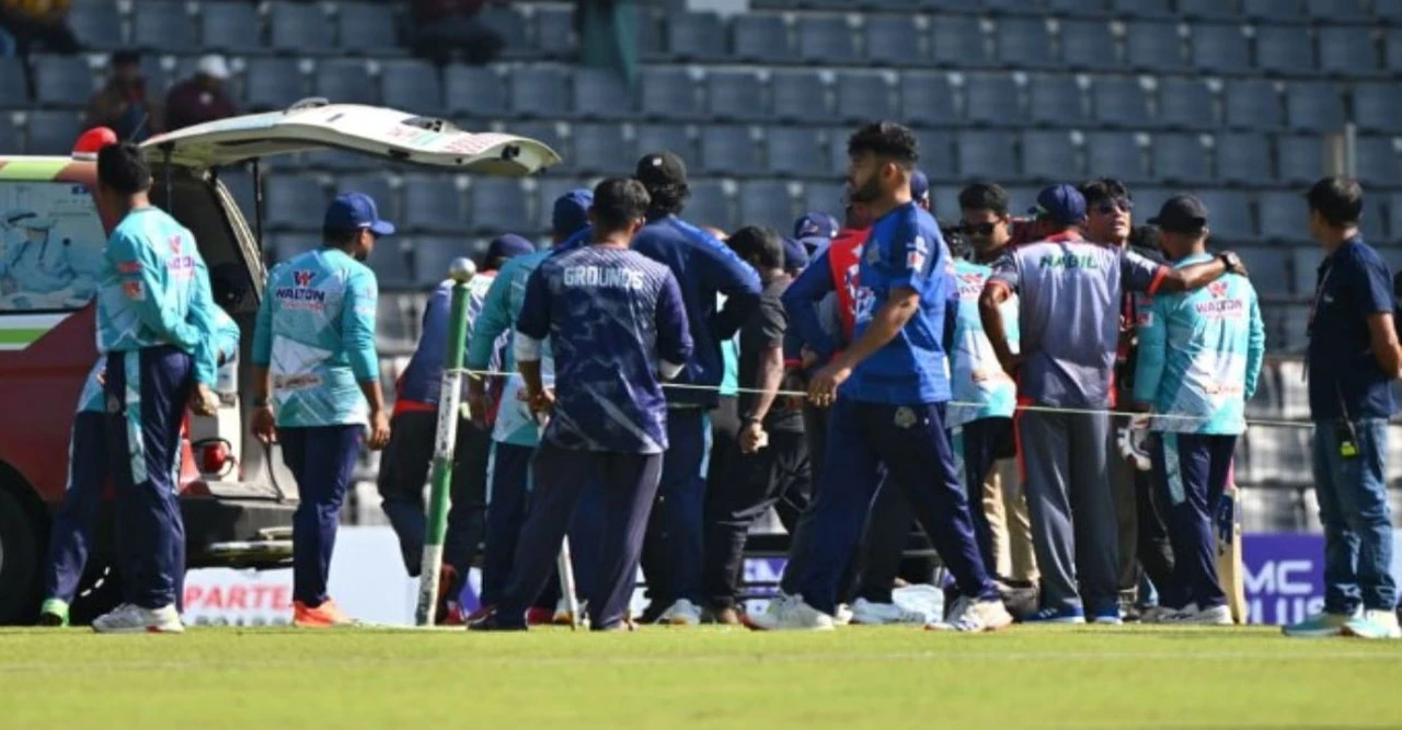 বিপিএল ম্যাচের আগে ভয়ঙ্কর দৃশ্য! ঢাকা ক্যাপিটালসের কোচ মাঠে অজ্ঞান, সিপিআর দিয়ে হাসপাতালে