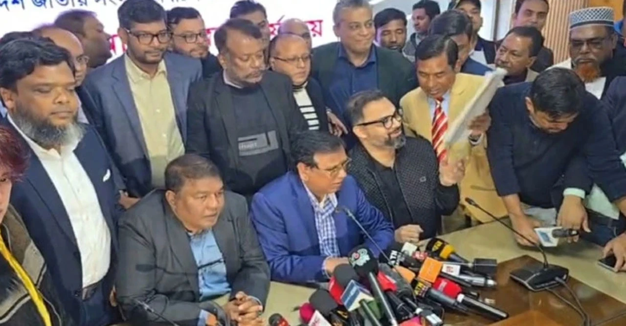 ঢাকা-১৭ থেকে লড়াইয়ে নামলেন তারেক রহমান, মনোনয়ন জমা দিতেই শুরু রাজনীতির নতুন হিসাব-নিকাশ