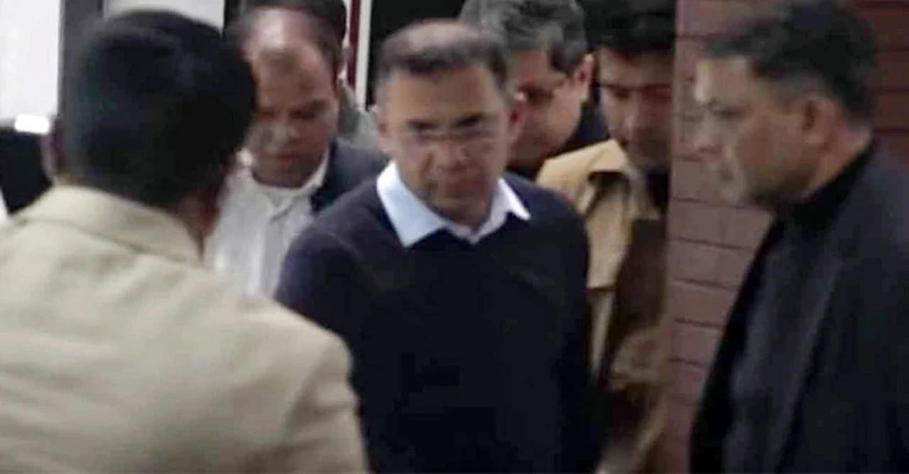 মায়ের প্রয়াণে জরুরি বৈঠক, গুলশানের কার্যালয়ে পৌঁছালেন তারেক রহমান—বিএনপিতে শোকের ছায়া