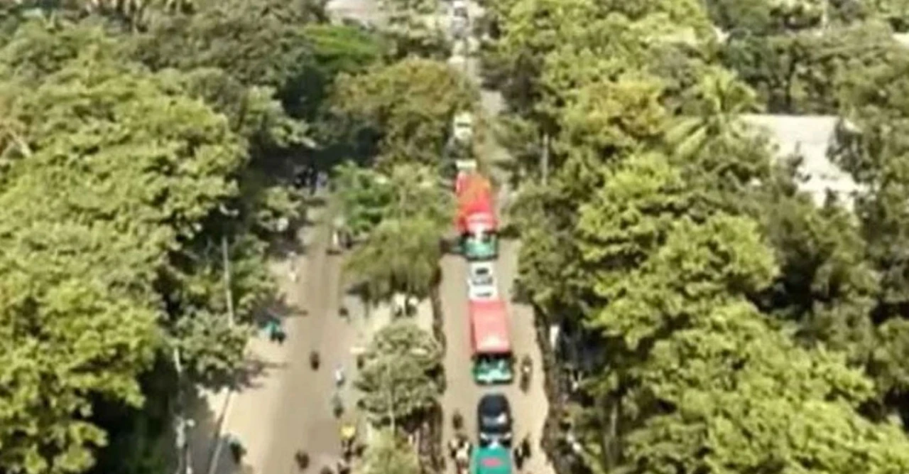 সংসদ ভবনে পৌঁছেছে খালেদা জিয়ার কফিন, জানাজায় উপচে পড়া মানুষের ঢল