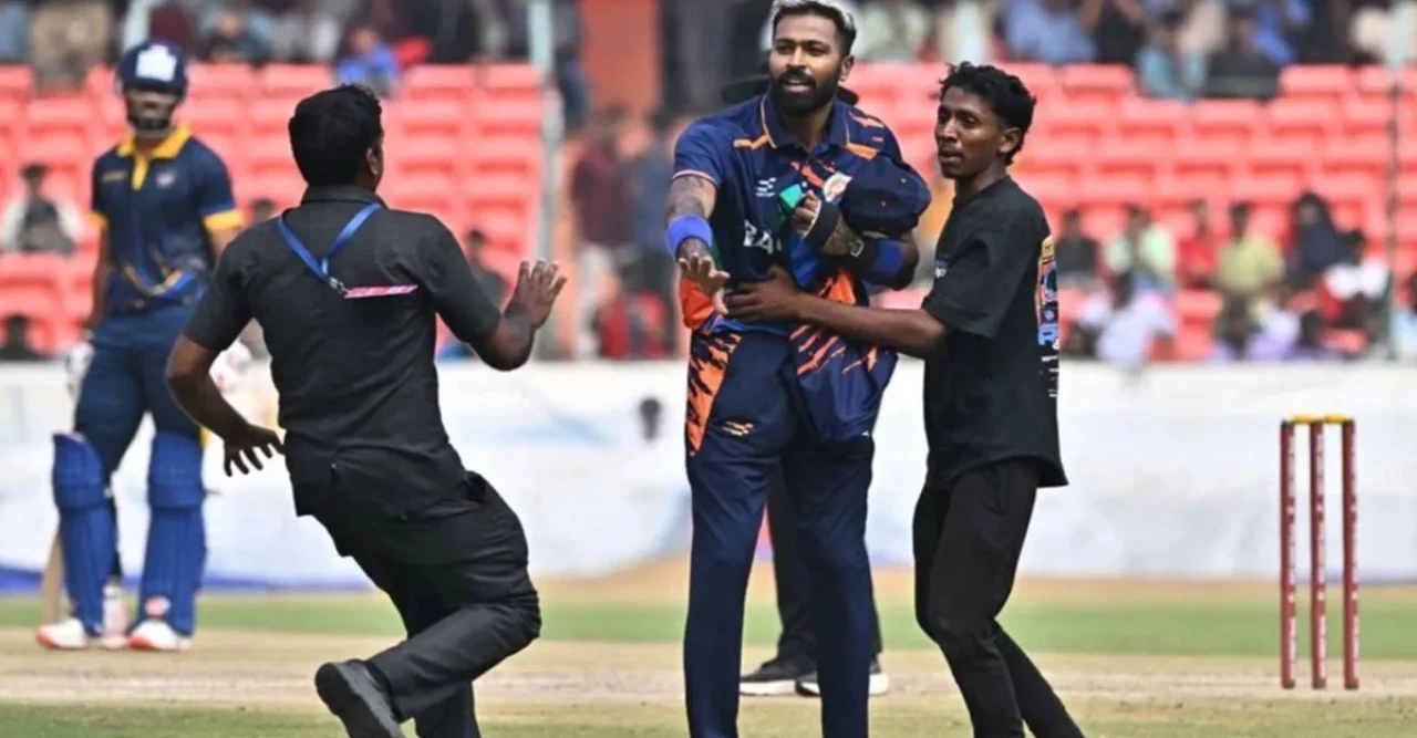 রূঢ় আচরণ! 'অপমানের' বদলা নিলেন বিরাট কোহলি? হাত মেলালেন না দক্ষিণ আফ্রিকার কোচের সঙ্গে 