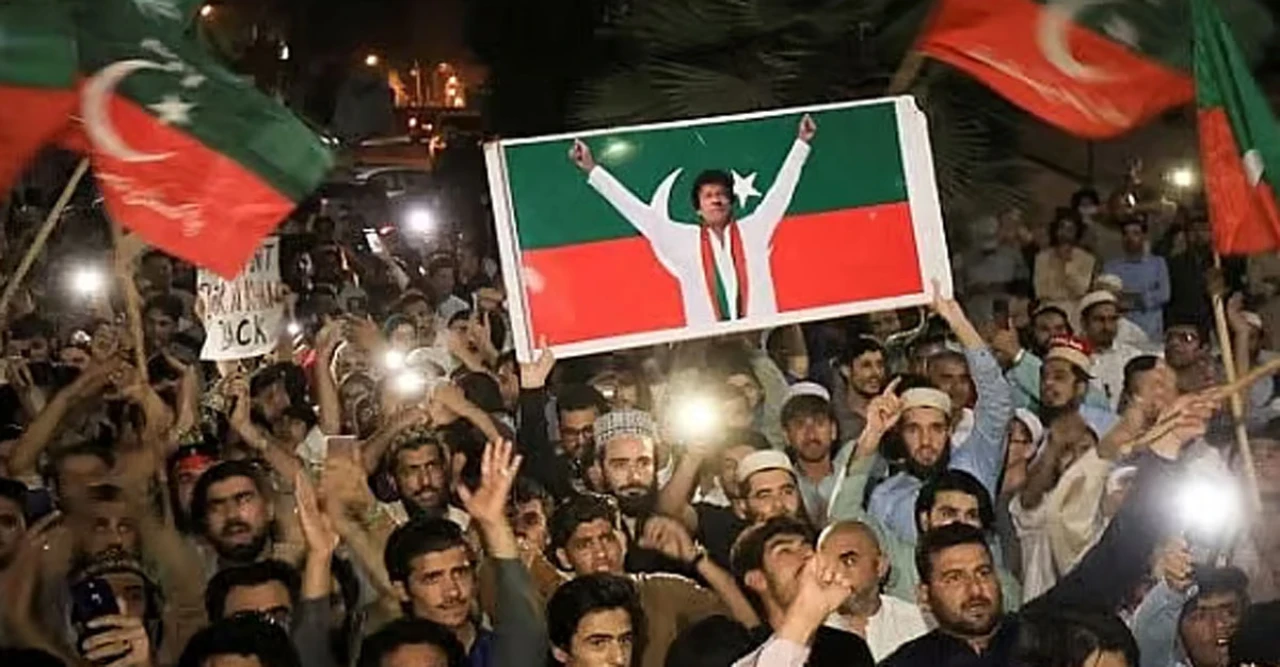 ইমরান খানের অবস্থা নিয়ে চরম ধোঁয়াশা, নিষেধাজ্ঞা উপেক্ষা করে রাস্তায় পিটিআই কর্মীরা!