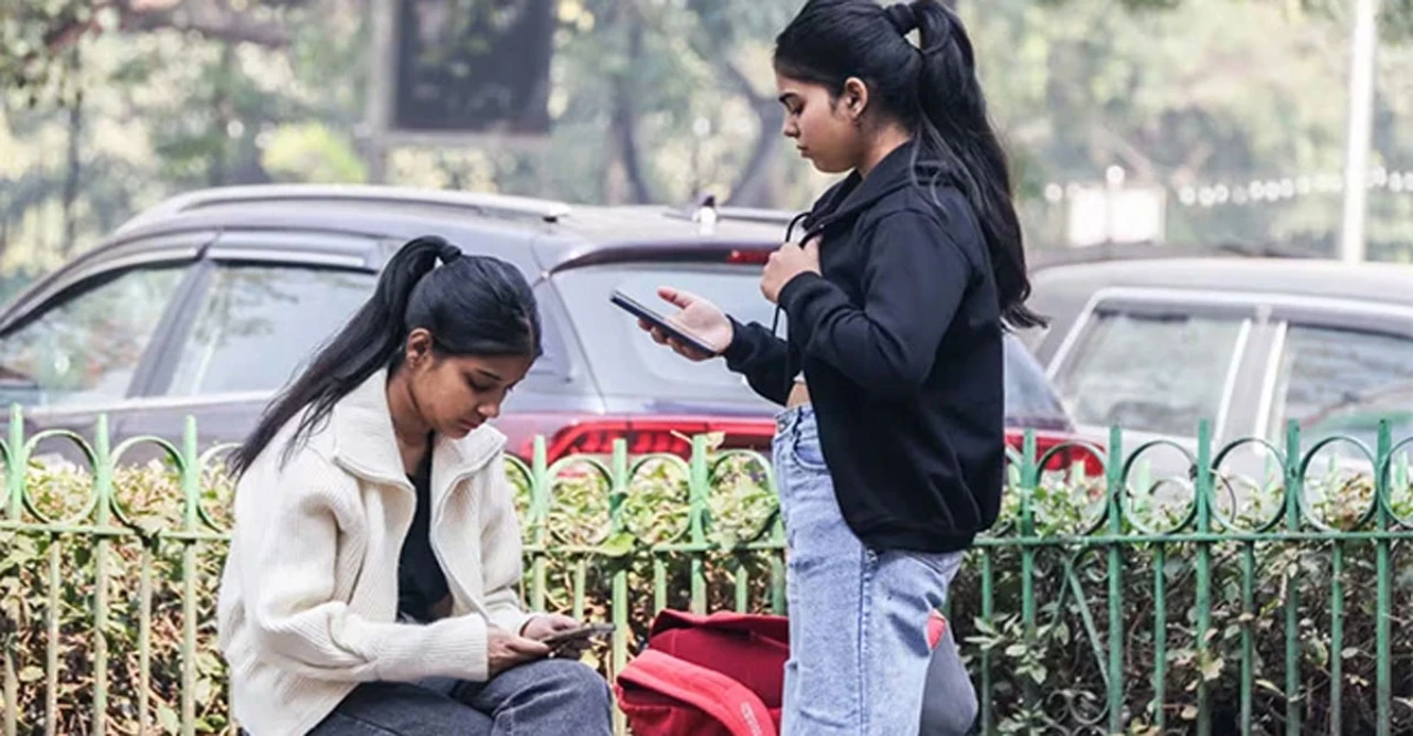 ভারতে নতুন স্মার্টফোনে সরকারি অ্যাপ বাধ্যতামূলক—মুছতে না পারায় ব্যবহারকারীদের তীব্র ক্ষোভ 