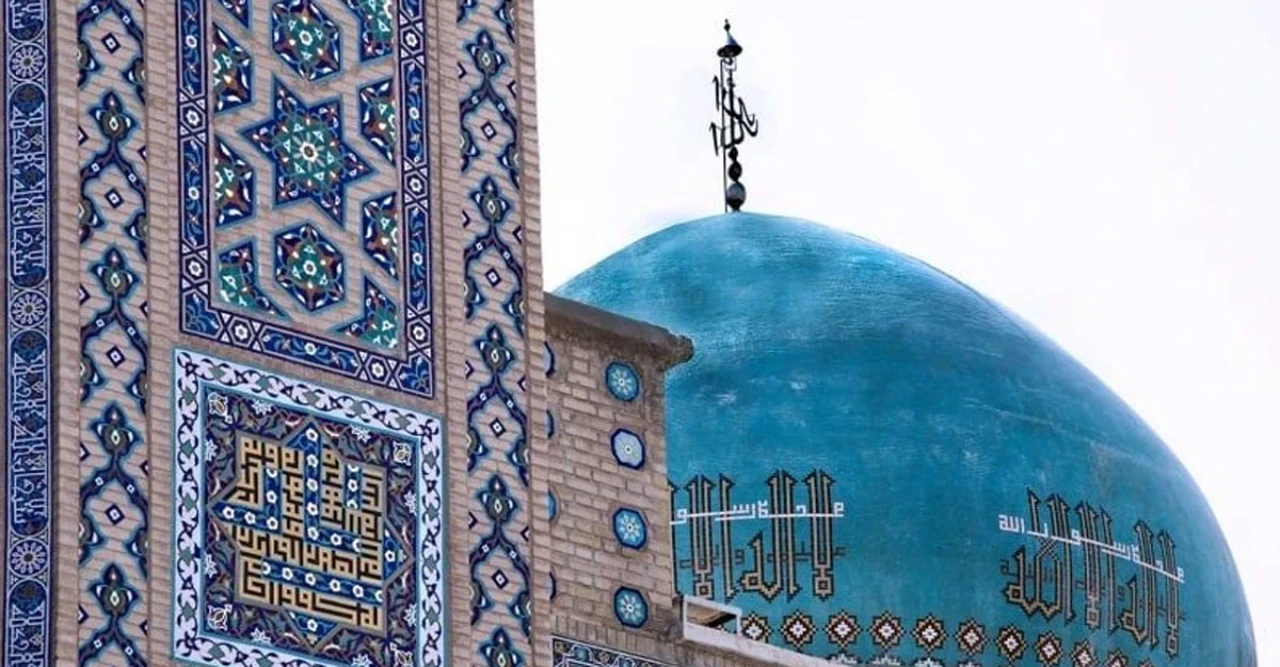 ইরানি মসজিদের ফিরোজা নীল রঙের গোপন রহস্য! দেখলে মনটা শান্ত হয়ে যায় কেন?