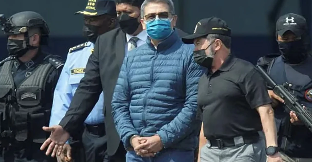 ডোনাল্ড ট্রাম্পের বিশাল চমক! মাদক চোরাচালানের দায়ে সাজাপ্রাপ্ত প্রেসিডেন্টকে মুক্তি, নেপথ্যে রাজনীতি? 