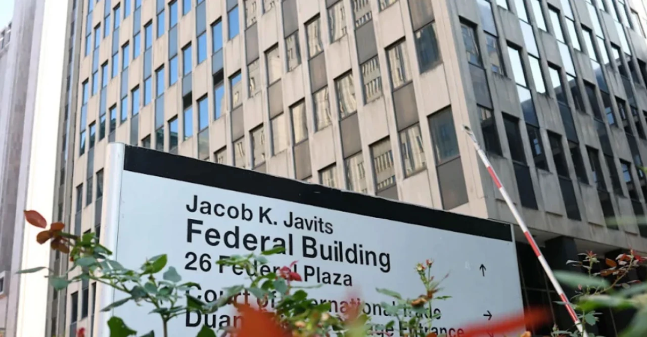 ট্রাম্প প্রশাসনের প্রহেলিকা: নিউইয়র্কে ৮ জন ইমিগ্রেশন বিচারক হঠাৎ বরখাস্ত, আদালতে বিশাল চাপ