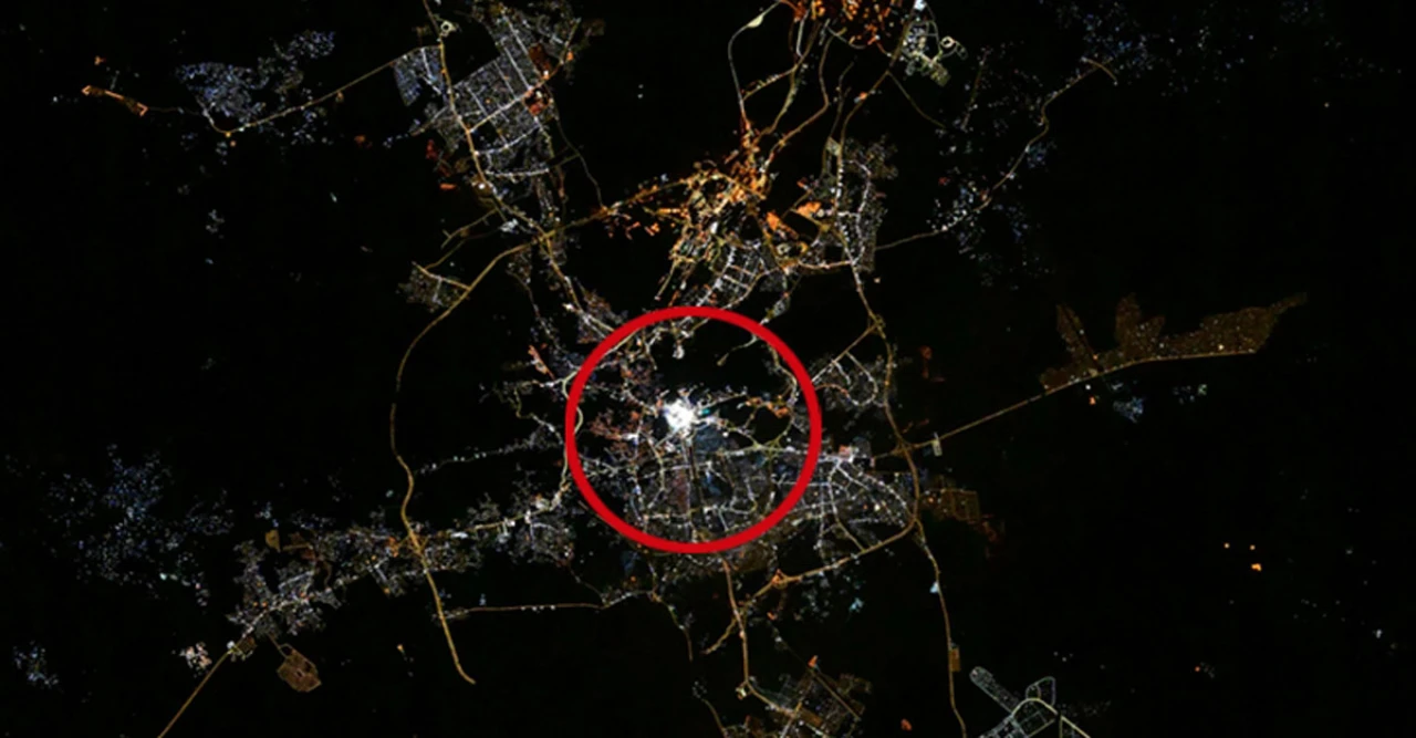 নাসার নভোচারীর পোস্টে আলোড়ন! রাতের অন্ধকারেও কাবার আলো যেন 'আধ্যাত্মিক জ্যোতি': দেখুন সেই ছবি