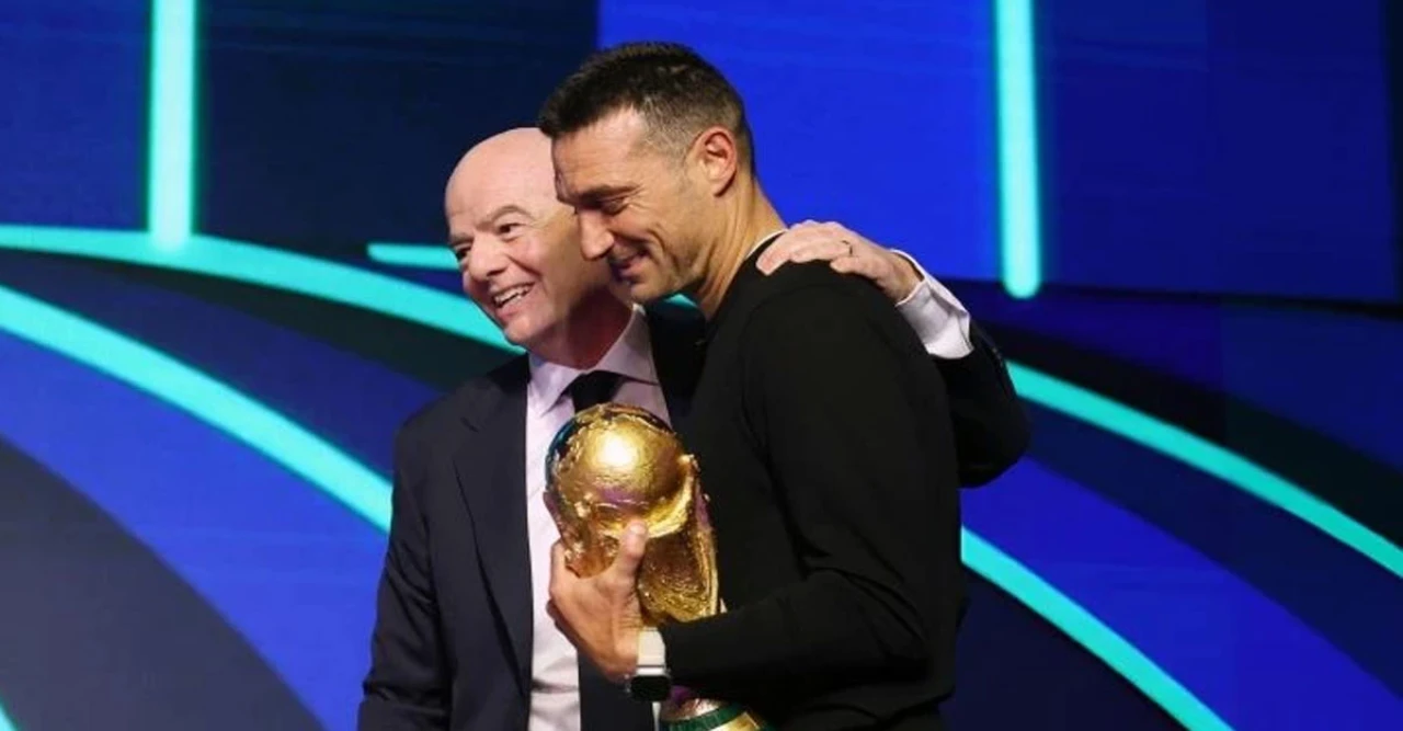 “ট্রফি হাতে গ্লাভস পরানো ভুল বুঝতে পেরে আর্জেন্টিনা কোচ স্কালোনির কাছে ক্ষমা ফিফার”