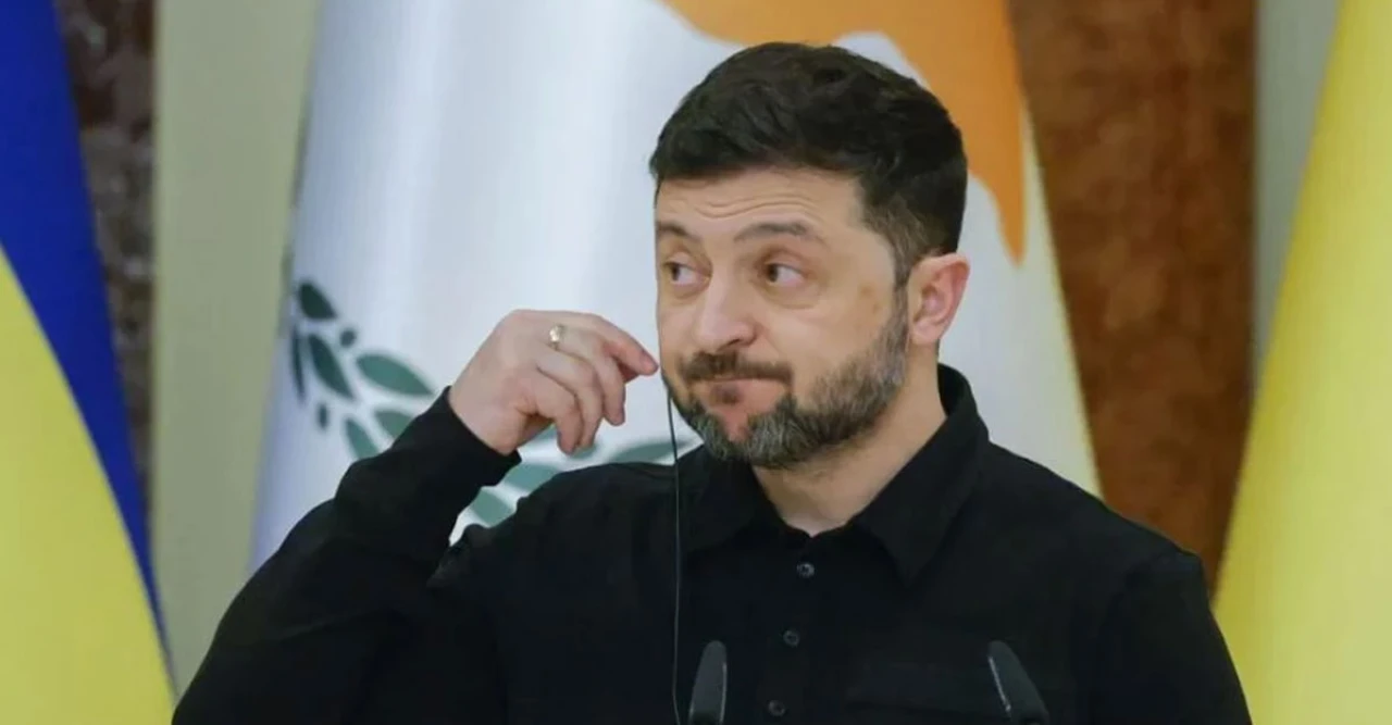 টেবিল-চেয়ার ভেঙে চরম বিশৃঙ্খলা! পাকিস্তানের সংসদে গাধা ঢোকার সেই ভাইরাল ভিডিওর পেছনের সত্য জানলে চমকে যাবেন!