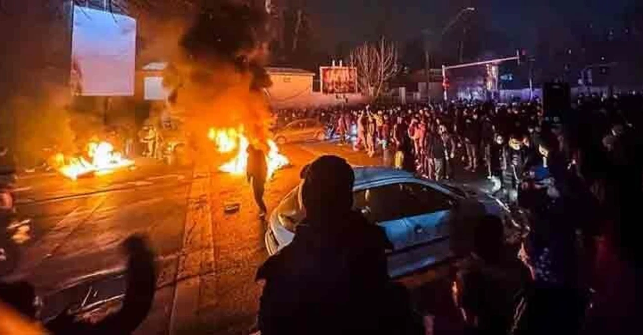 জরুরি সতর্কতা! ইরানে মার্কিন নাগরিকদের সাথে কী হচ্ছে? ওয়াশিংটনের কড়া নির্দেশ