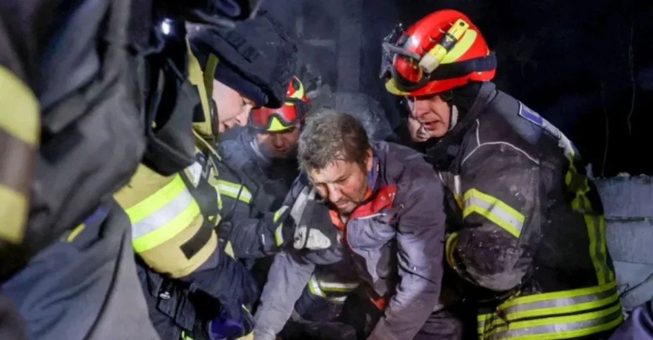 রুশ ড্রোনের তাণ্ডবে কেঁপে উঠল খারকিভ, শিশু হাসপাতালেও আগুন, নিহত ৪ আহত ৬