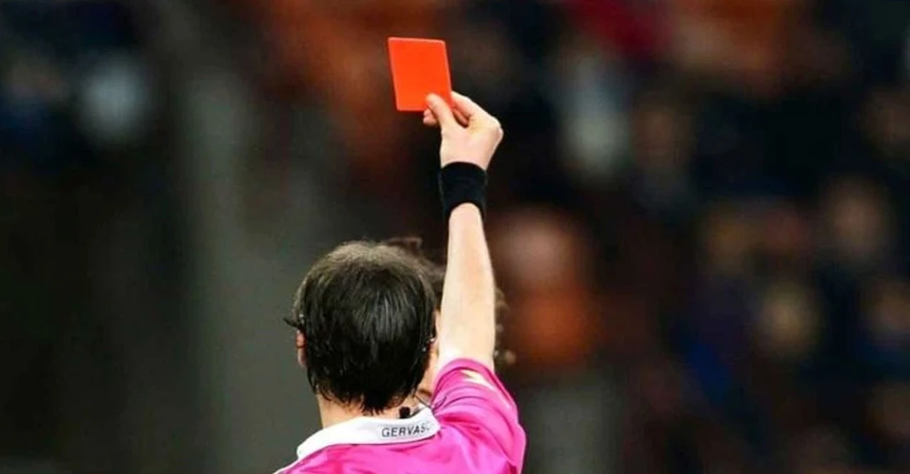 "ফুটবল ইতিহাসে নজির! বিঘ্ন সৃষ্টিকারী দর্শককে সরাসরি লাল কার্ড দেখালেন রেফারি"