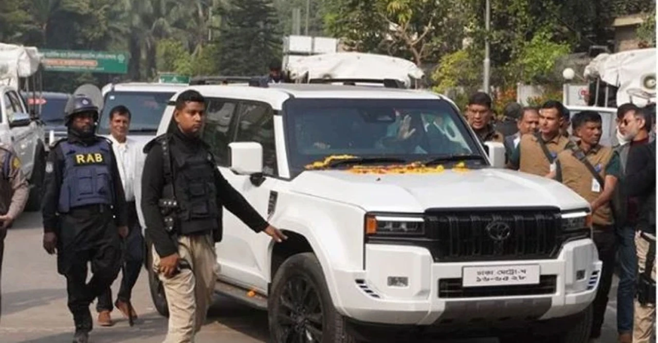 চলন্ত গাড়িতে খাম লাগিয়ে পালাল বাইকার, তারেক রহমানকে ঘিরে রহস্য ঘনাল গুলশানে মধ্যরাতে নিরাপত্তা চ্যালেঞ্জ