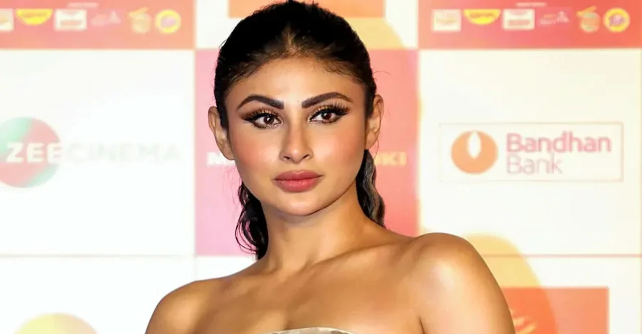 মৌনী রায়ের সঙ্গে মঞ্চে অশালীন আচরণ! কোমরে হাত দেওয়া থেকে গোলাপ ছোড়া—অভিনেত্রীর ক্ষোভ ফেটে পড়ল