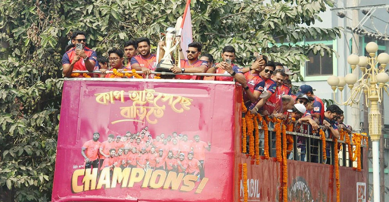 ছাদখোলা বাসে শহর মাতাল বিপিএল চ্যাম্পিয়ন রাজশাহী ওয়ারিয়র্স, ট্রফি হাতে উচ্ছ্বাসে ভাসল জনতা রাজপথে আনন্দ