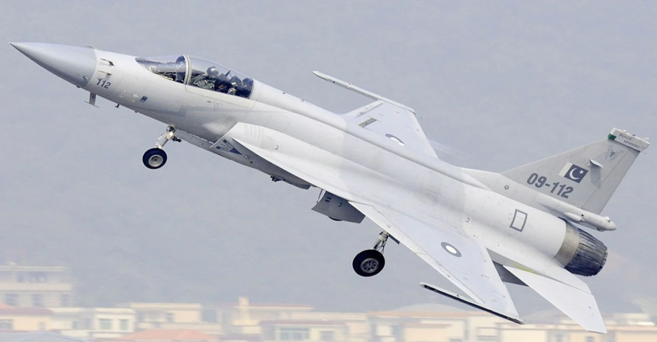 বাংলাদেশকে জেএফ-১৭ যুদ্ধবিমান বিক্রির ছক! দক্ষিণ এশিয়ার সামরিক মানচিত্রে বড় ধরনের পরিবর্তন আসছে