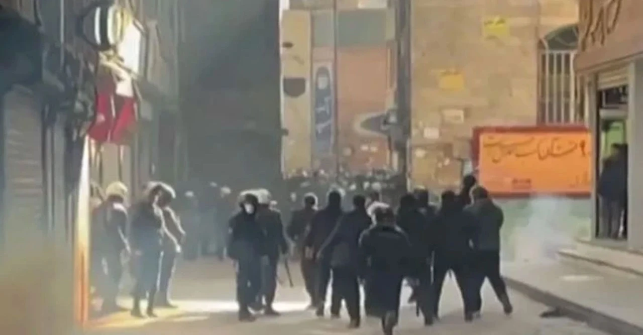 ইরানে রক্তাক্ত বিক্ষোভ! হতাহত ২১, পুরো দেশে ইন্টারনেট ব্ল্যাকআউট