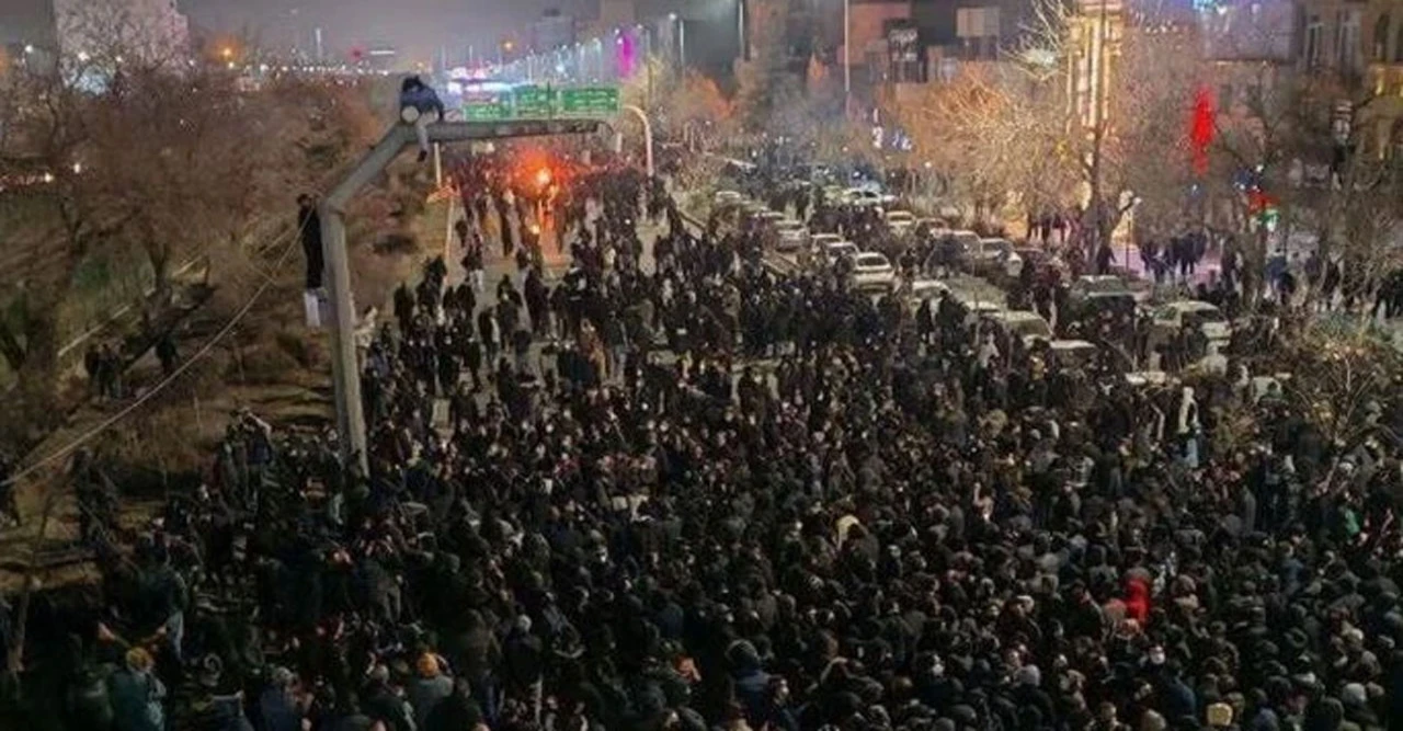 ইরানে বিক্ষোভ উত্তাল: পুলিশ বাইক, টিভি ভবন ও গভর্নর অফিসে আগুন, দেশজুড়ে তোলপাড়!