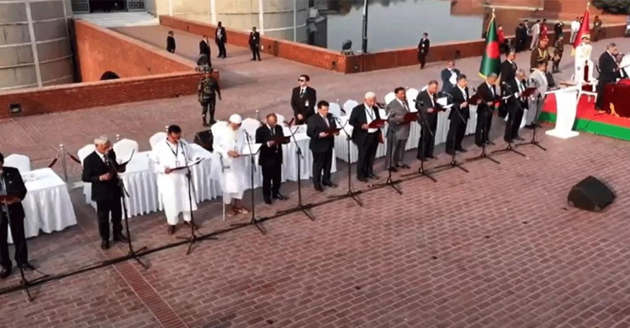 দক্ষিণ প্লাজায় ইতিহাস! একসঙ্গে শপথ নিলেন ২৫ মন্ত্রী, নতুন যুগের সূচনা