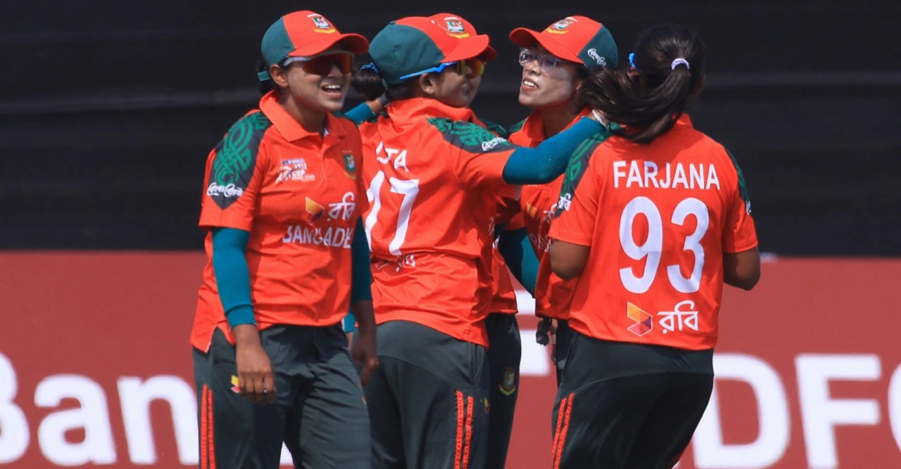হ্যাটট্রিক জয়ের উল্লাস! মালয়েশিয়াকে ৯০ রানে উড়িয়ে সেমিতে বাংলাদেশের মহিলারা