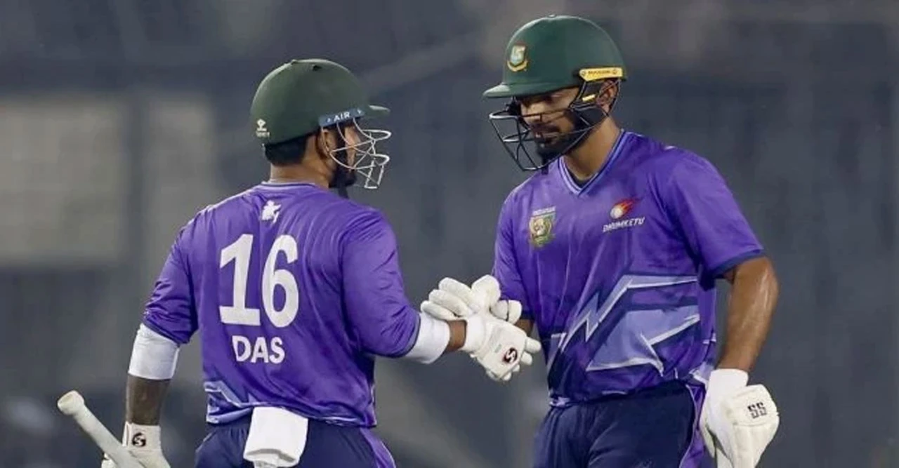 ধুমকেতু একাদশের দুর্দান্ত জয়! দুরন্তকে ৬ উইকেটে হারিয়ে অদম্য টি-টোয়েন্টি কাপে ধুমকেতু সুন্দর শুরু