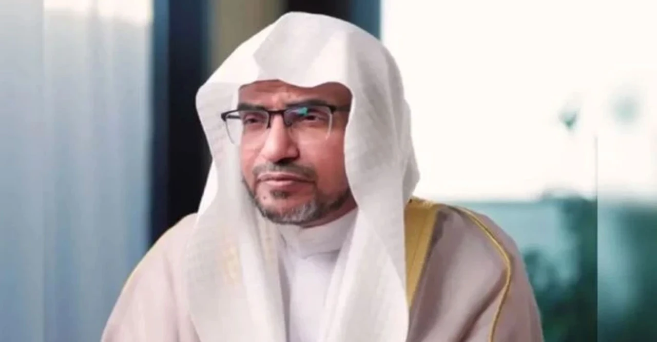 চমক! মসজিদে নববীর নতুন ইমাম হিসেবে নিয়োগ পেলেন শেখ সালেহ আল-মাগামসি