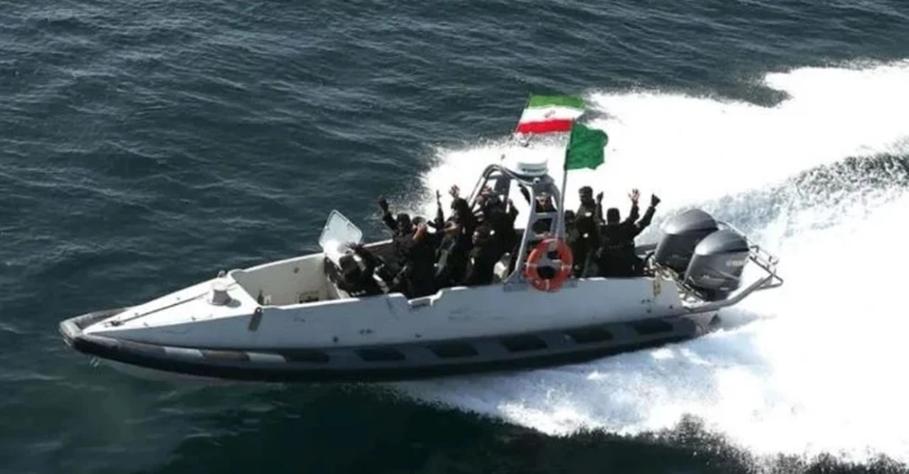 হরমুজে ধাওয়া আতঙ্ক, মার্কিন তেলবাহী জাহাজ ঘিরে ইরানের গানবোট, যুদ্ধজাহাজে নিরাপত্তা নিশ্চিত করল ব্রিটিশ সংস্থা