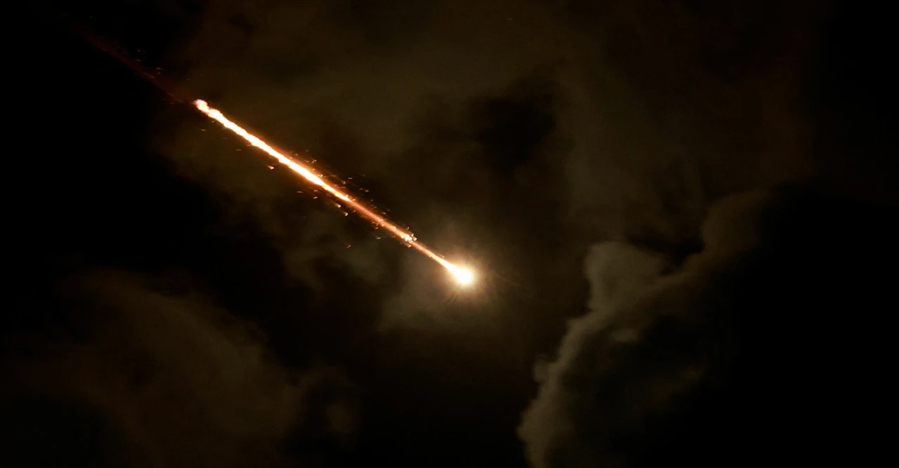 “ইরান ও লেবানন যৌথভাবে ইসরায়েলের ওপর ব্যালিস্টিক মিসাইল নিক্ষেপ, মধ্য ইসরায়েলে আতঙ্ক”