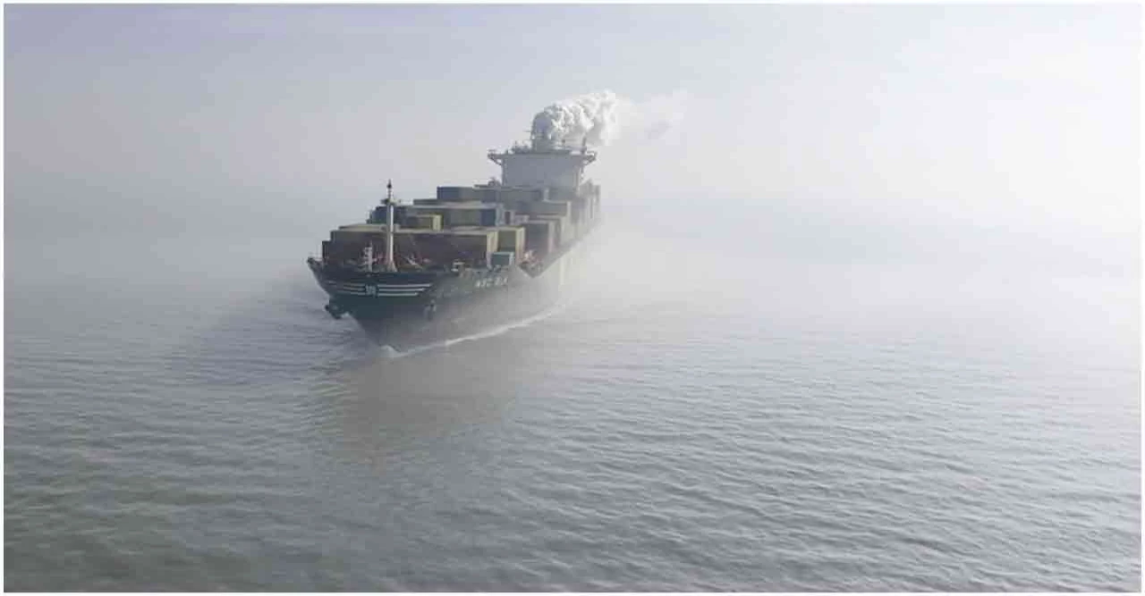 হরমুজ প্রণালিতে অজ্ঞাত বস্তুর আঘাতে তিনটি কার্গো জাহাজ ক্ষতিগ্রস্ত, নাবিকরা নিরাপদে