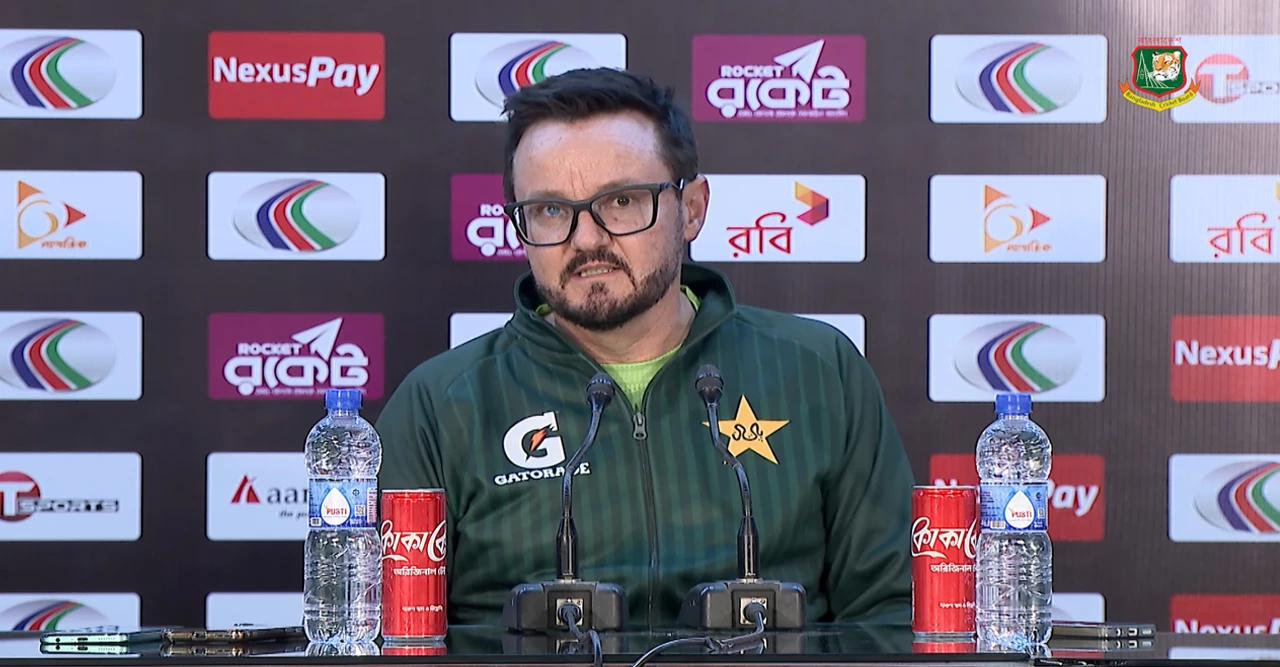 পাকিস্তান ব্যাটিংয়ের ধস, হেসন বললেন ‘আমরা এক্সপোজ’—নাহিদ রানার প্রশংসায় মুগ্ধ কোচ