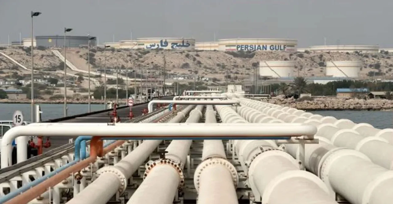 ইরানের তেলের লাইফলাইন খার্গ দ্বীপে মার্কিন হামলা—বিশ্ববাজারে কি শুরু হতে যাচ্ছে জ্বালানি মহাসঙ্কট?