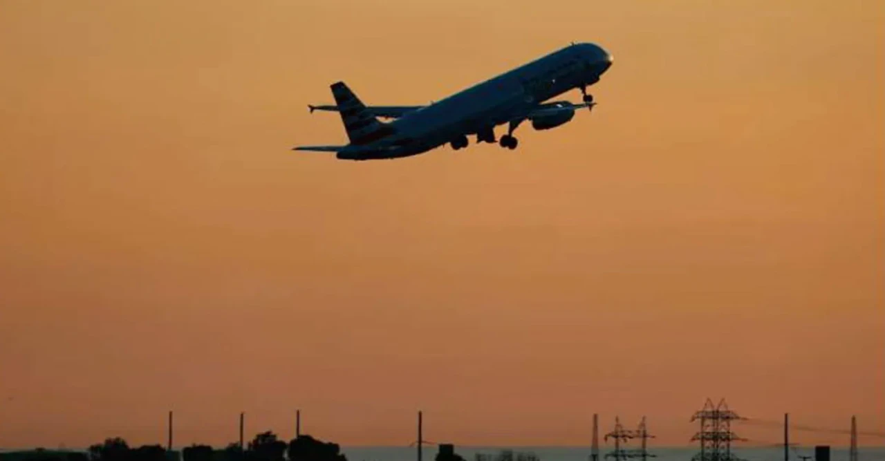 জ্বিনের মতো দাম লাফাবে বিমানের টিকিট! ইরান যুদ্ধে আকাশপথে অস্থিরতা, যাত্রীদের জন্য দুঃসংবাদ