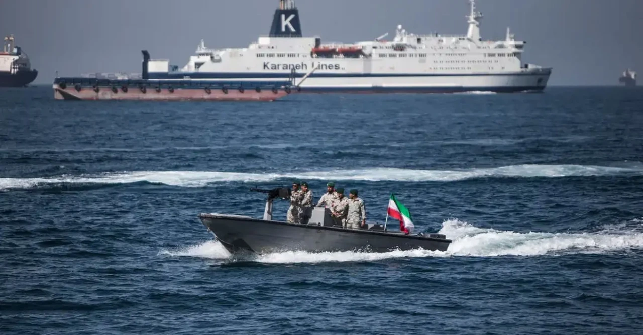 হরমুজ প্রণালিতে নিরাপত্তা ফি আনার ইঙ্গিত ইরানের, জাহাজ চলাচলে নতুন নিয়মের সম্ভাবনা