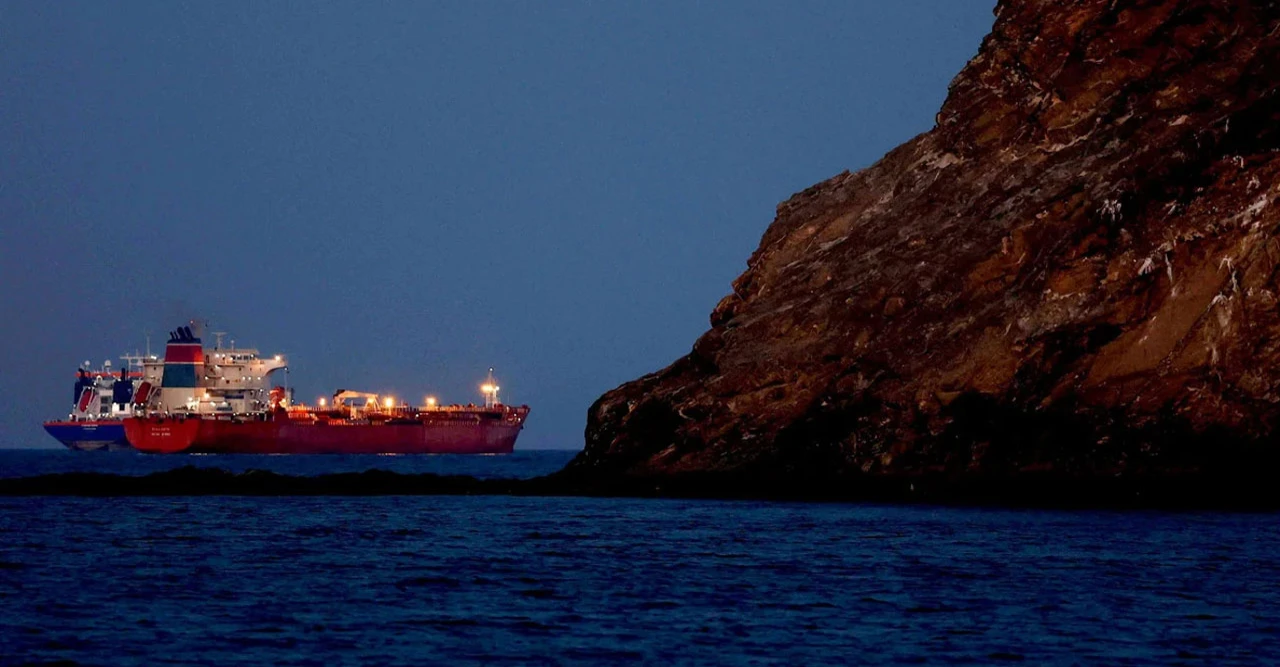 অবরোধ ভেঙে হরমুজ পাড়ি দিল ইরানের জাহাজ, দখলদার শক্তির চোখের সামনে তেহরানের দুঃসাহসিক পদক্ষেপে বদলে যাচ্ছে শক্তির খেলা!