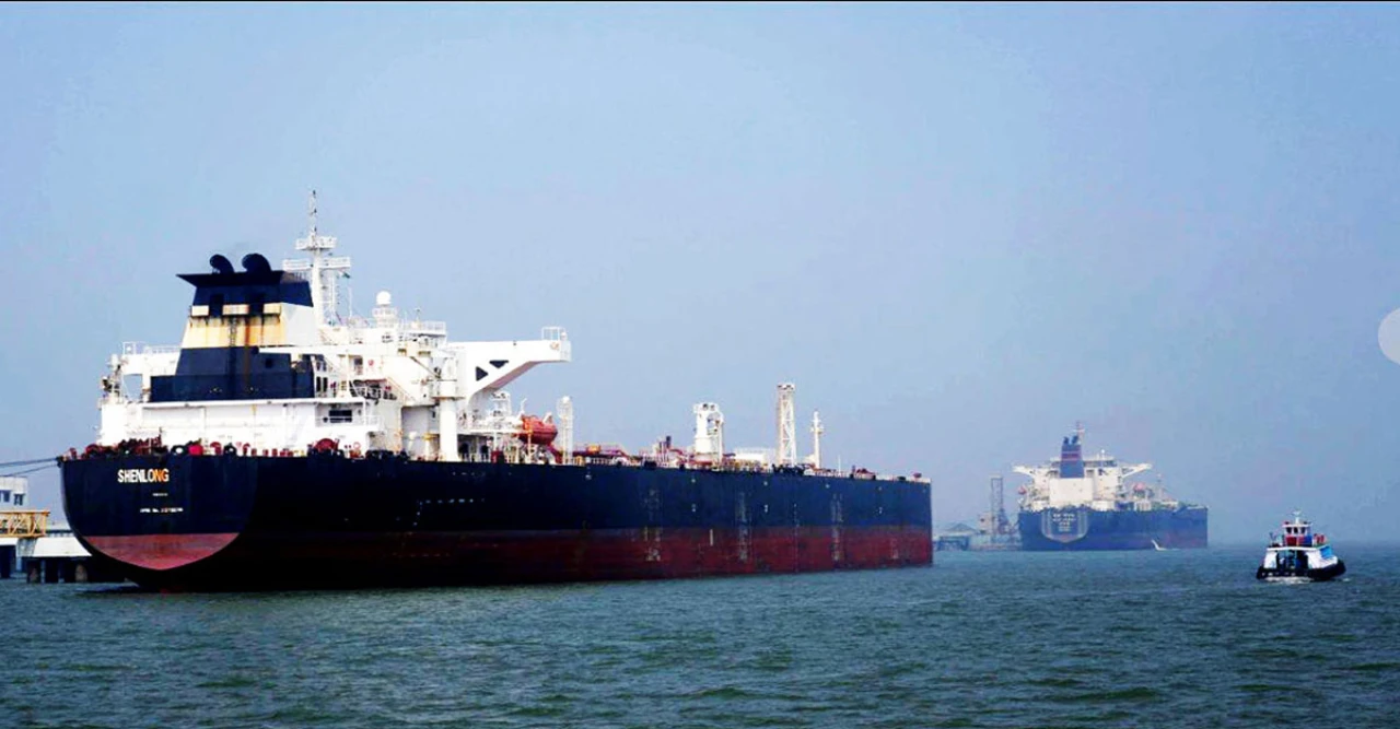 ইরানি জাহাজ আটকে চীন-আমেরিকা সংঘাত! বেইজিংয়ের কড়া জবাবে নতুন টানাপড়েন