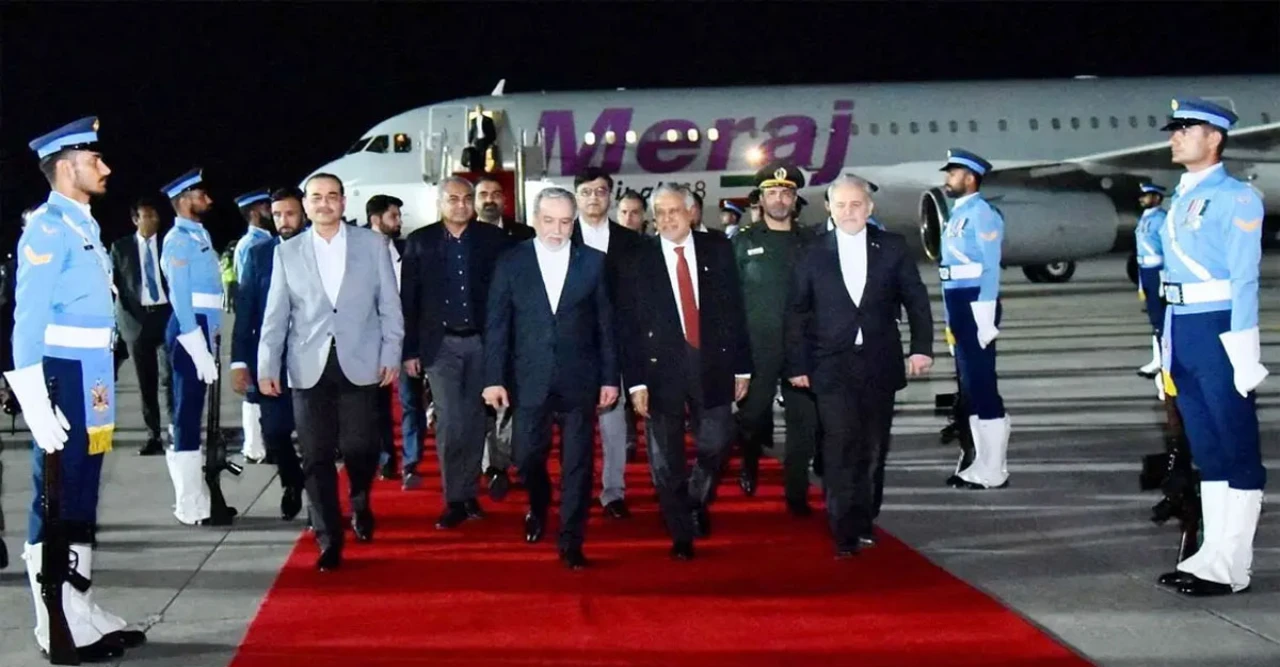 ফের বসছে ইরান-আমেরিকা আলোচনা? ইসলামাবাদে হঠাৎ আরাগচি!