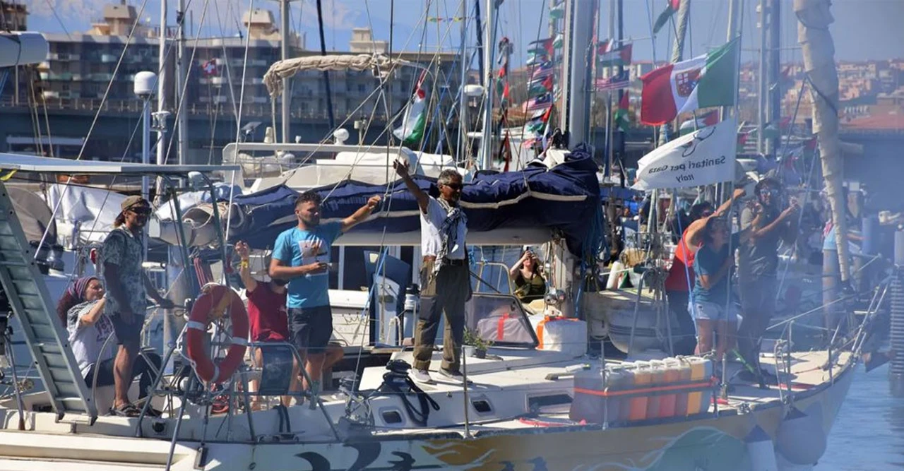 গাজা অভিমুখী সুমুদ ফ্লোটিলা আটক: ইসরায়েলের নৌ অভিযানে মানবিক সহায়তা বহর থামানো নিয়ে বিশ্বজুড়ে নতুন বিতর্ক