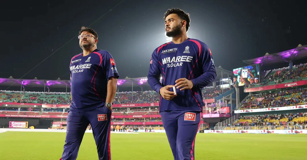 ড্রেসিংরুমে ই-সিগারেট ব্যবহার করে বিতর্কে ভারতীয় অধিনায়ক, ম্যাচ ফি কেটে বড় শাস্তি দিল বিসিসিআই