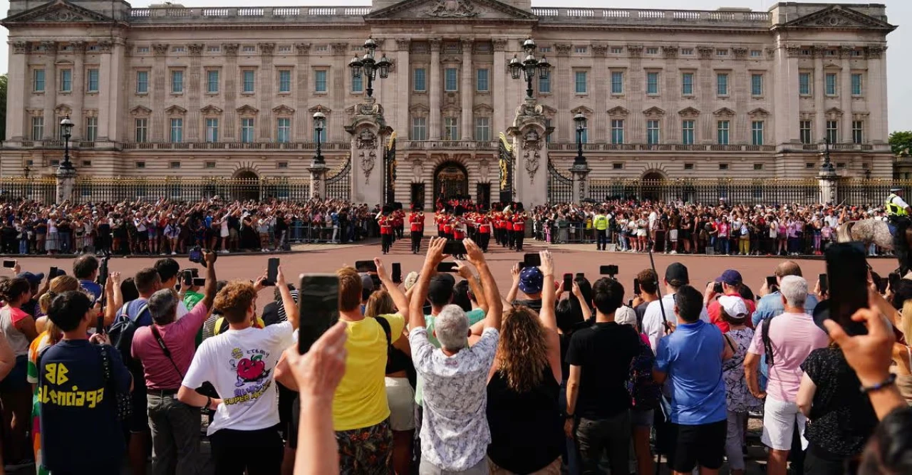Britain’s Scorching Heatwave Forces Rare Suspension of Buckingham Palace Ceremony