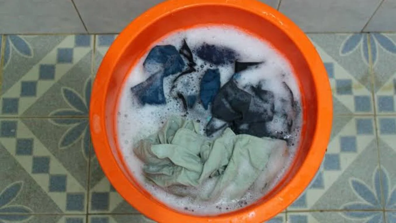 Leave wet clothes in the bathroom for hours? He who is doing wrong should not count the cost