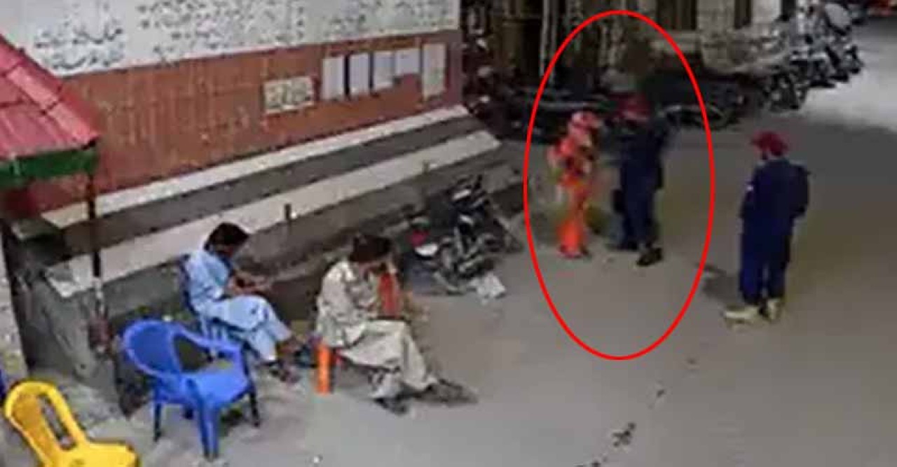 করাচিতে অন্তঃসত্ত্বাকে বেধড়ক মার, পেটে বুটের লাথি, ভাইরাল নির্মম অত্যাচারের ভিডিও