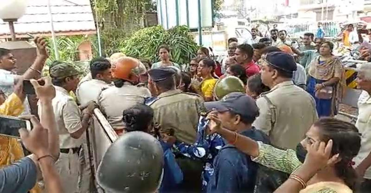গণধর্ষণের প্রতিবাদে থানা ঘেরাও বিজেপির, পালটা লাঠিচার্জ পুলিশের, টিটাগড়ে তুলকালাম
